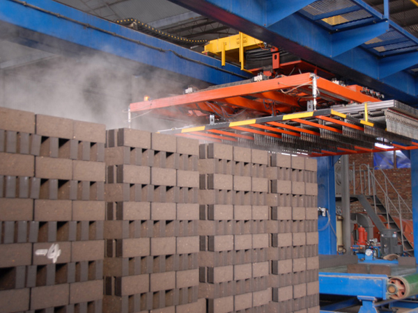 晉中全自動(dòng)制磚機(jī)客戶(hù)現(xiàn)場(chǎng)